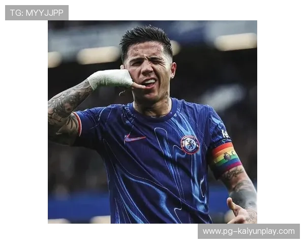 切尔西中场连续直塞为锋线铺路——传球的艺术与训练装备的价值